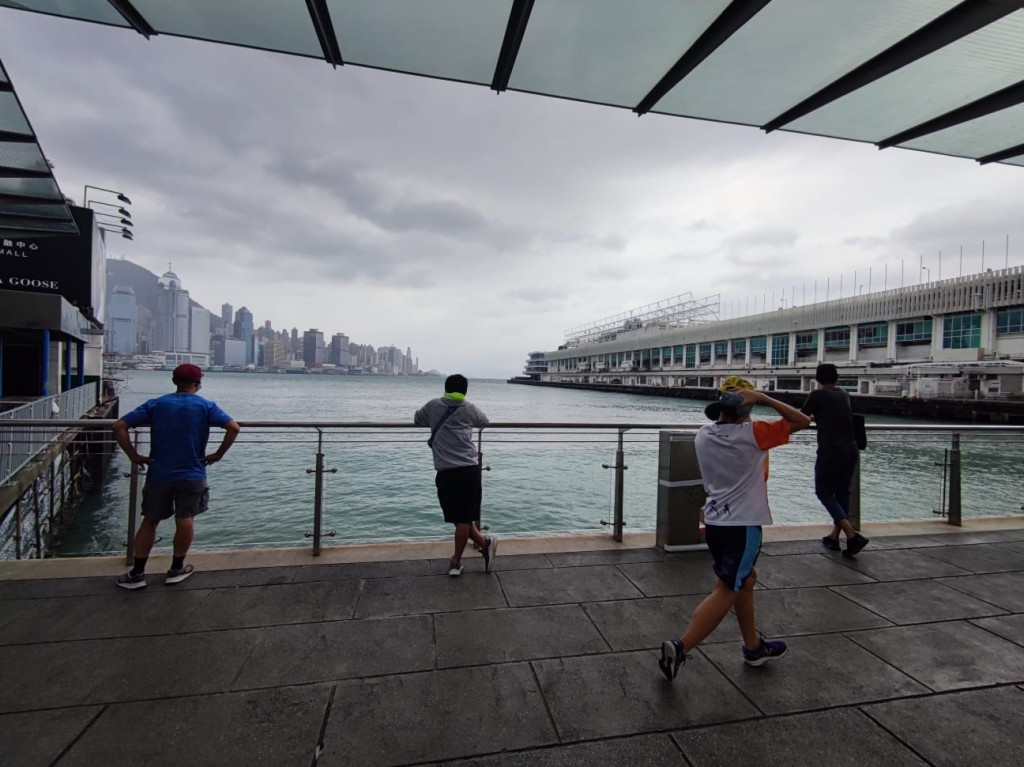 尖沙嘴碼頭有人前來欲觀浪。梁國峰攝