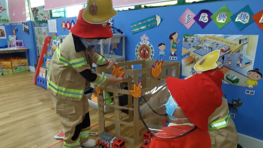 《幼稚園創新防災教材研發計劃》的學習活動中,班房模擬水災發生時,幼兒學習用雨傘探路避開障礙物。