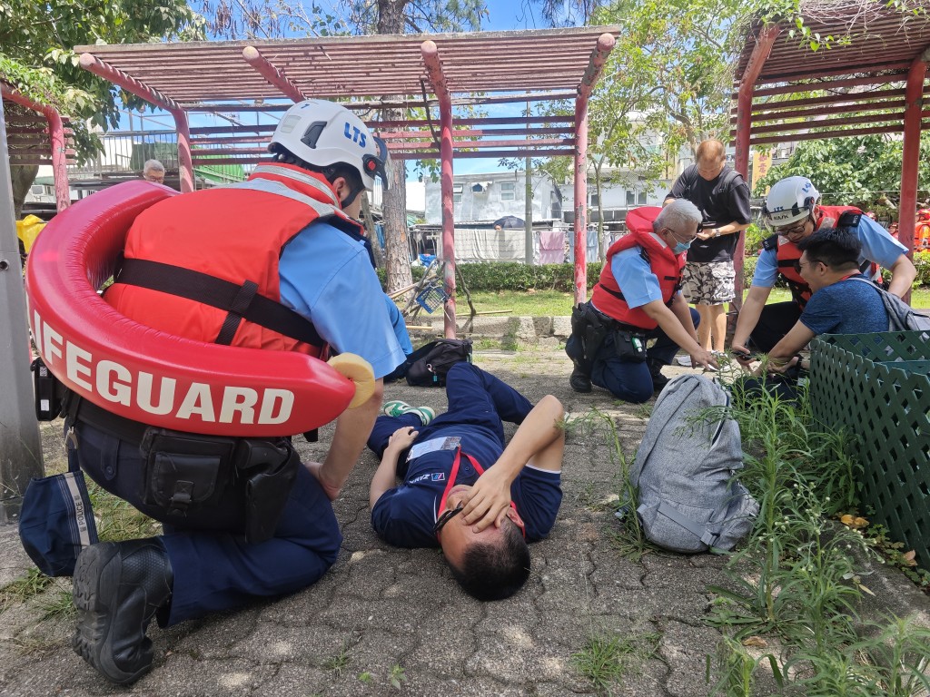 大澳模擬嚴重水浸救援及疏散演練中，警方及消防接報大樹倒塌，有多人受傷，救援人員立即趕赴現場救援。