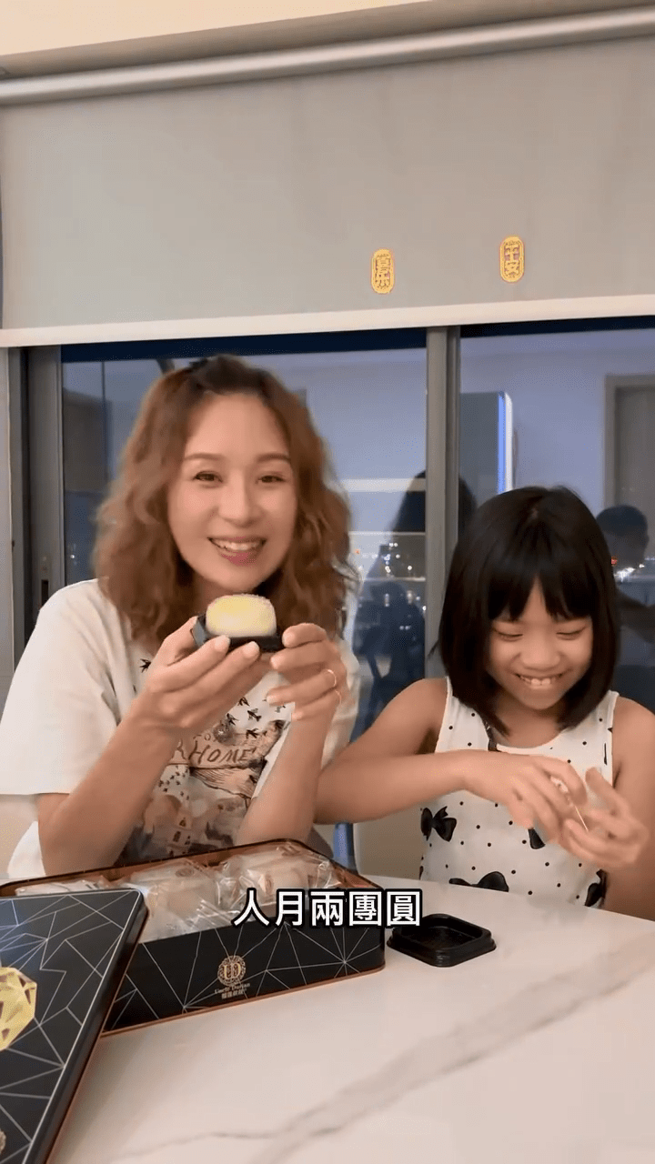 凍齡媽媽鄺文珣與可愛的女兒Chesney,齊齊舉起月餅,正好是「人月兩團圓」的寫照。 凍齡媽媽鄺文珣與可愛的女兒Chesney,齊齊舉起月餅,正好是「人月兩團圓」的寫照。