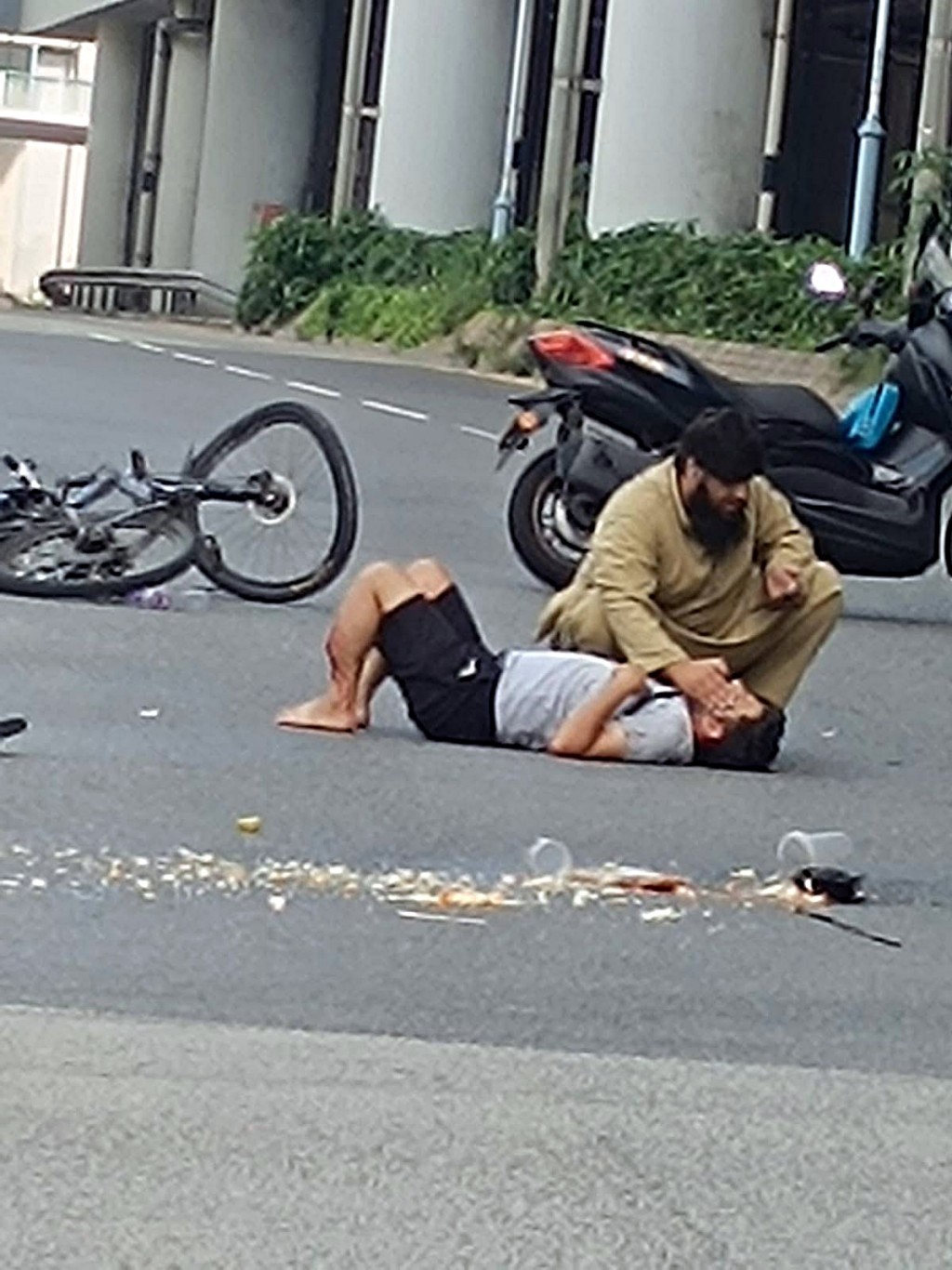 傷者倒卧地上。網圖