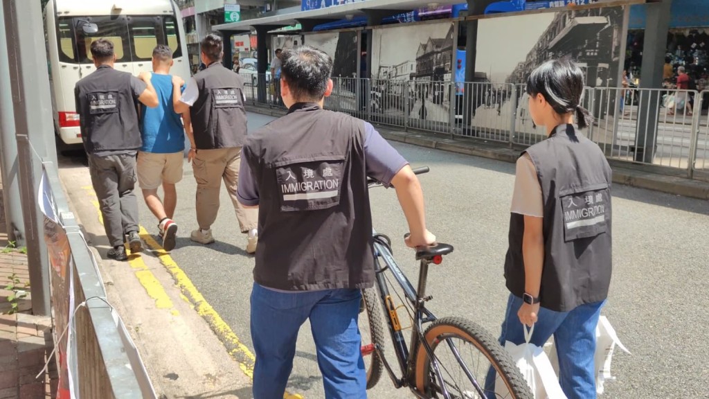 被捕人帶署調查。