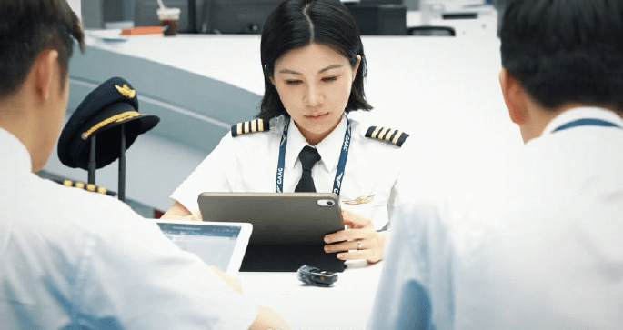全国首位国产大飞机C919女机长顺利首飞。