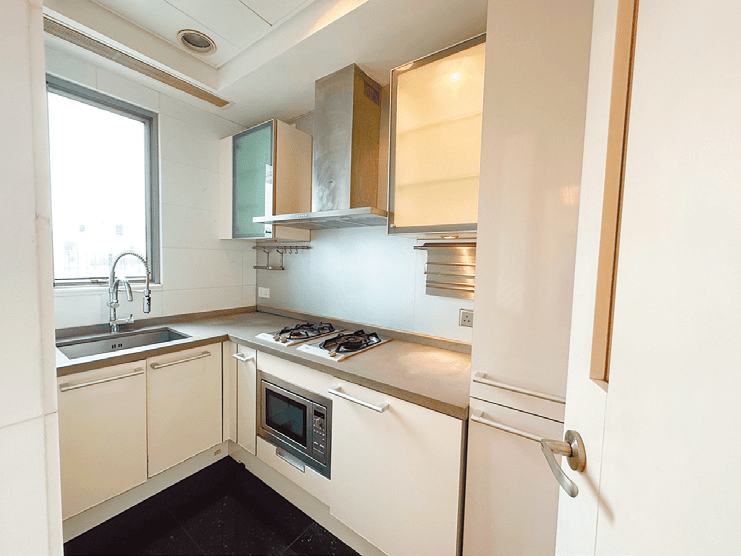 廚房安裝有白色廚櫃，提供嵌入式廚電。