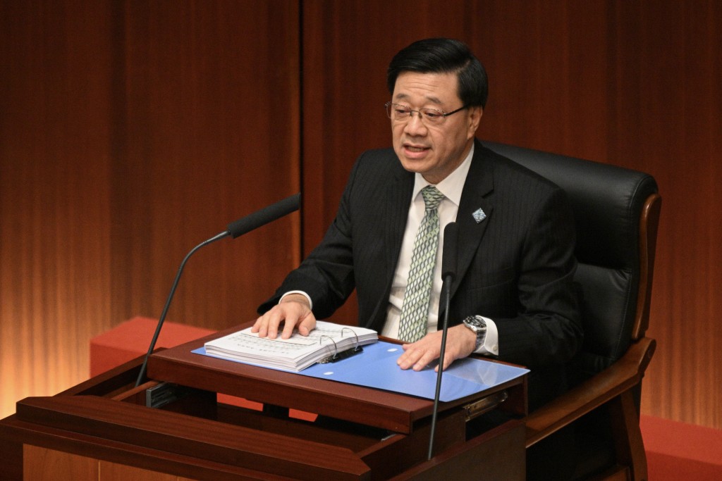 特首李家超今日（16日）公布施政报告2026内容，并推出11招鼓励生育。（图片来源：《星岛日报》）