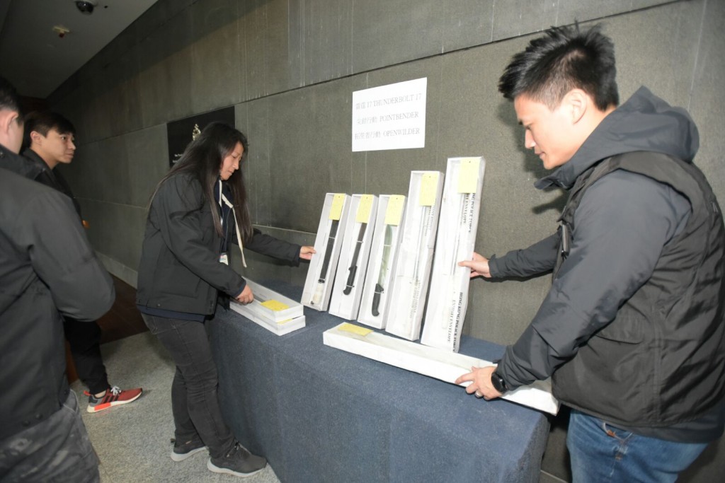 警方檢獲一批武器。黃文威攝