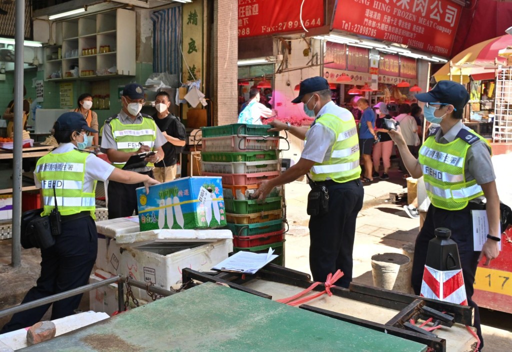 針對屢勸不改的店舖阻街問題,食環署會果斷執法。 食環署圖片 針對屢勸不改的店舖阻街問題,食環署會果斷執法。 食環署圖片