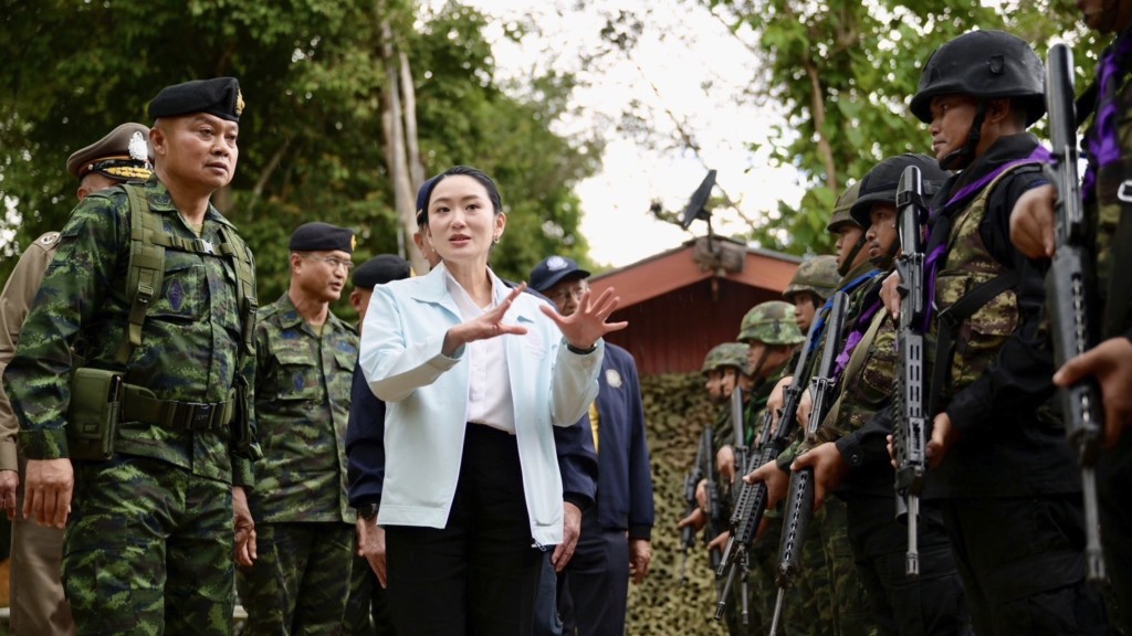 佩通坦晤陸軍第二軍區司令布恩辛。 美聯社