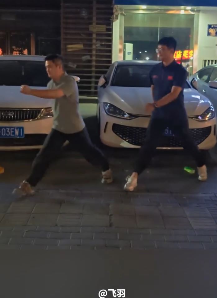 全网疯跳的“闪身步”。小红书