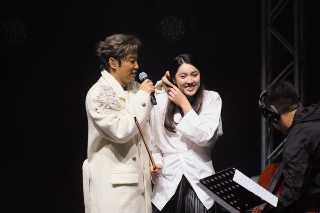 譚耀文笑問女兒幾多歲,Tamia表示14歲。 譚耀文笑問女兒幾多歲,Tamia表示14歲。