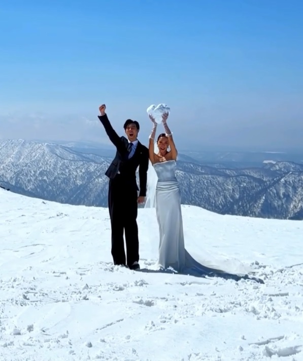 冰天雪地亦無阻一對新人放閃晒恩愛。 冰天雪地亦無阻一對新人放閃晒恩愛。