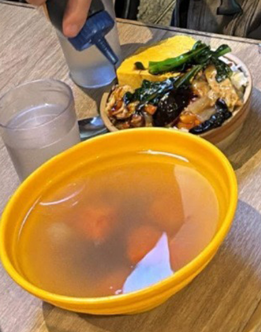 店员温暖举动，伯伯面前的绝非一碗单调的白饭，而是铺上了煎蛋、蔬菜和肉的“爱心饭”，旁边还有一大碗热汤和一杯水。（图片：银杏馆facebook）