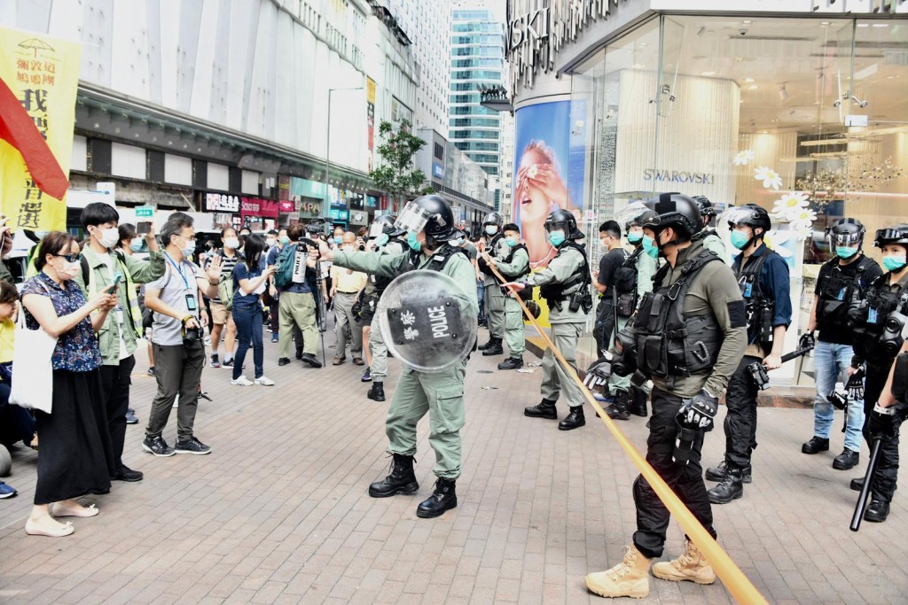 防暴警朗豪坊外驅散人群