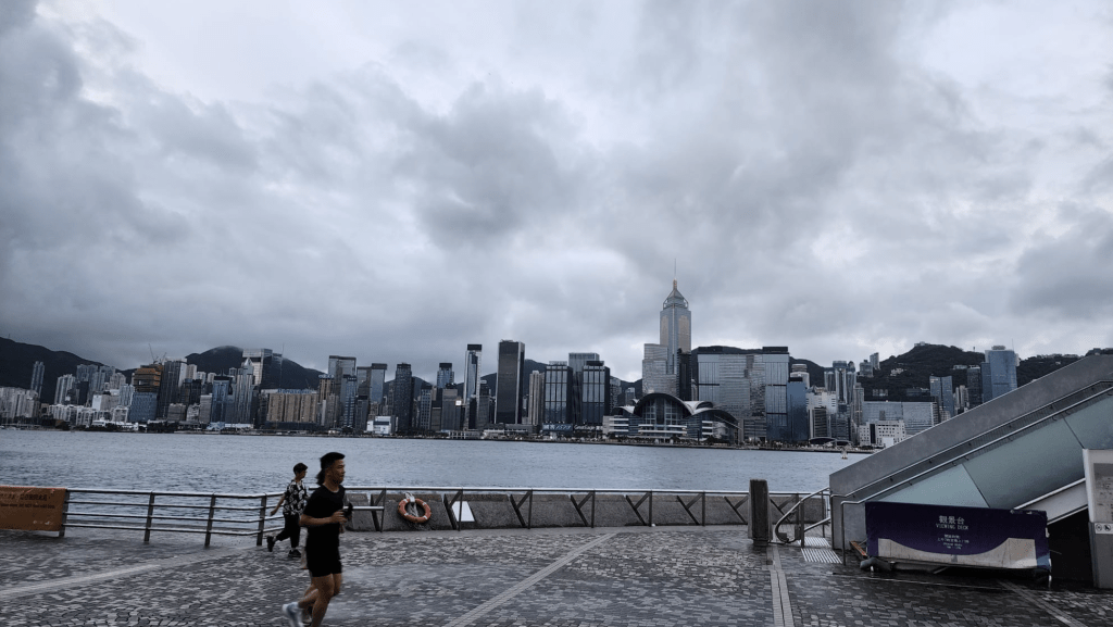 本港地區今日大致多雲，間中有驟雨及幾陣狂風雷暴，雨勢有時較大。黎志偉攝