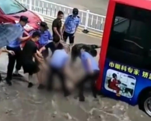 一名中年女子駕車期間下車查看情況時,被捲入巴士底下不幸遇溺身亡。(網圖)