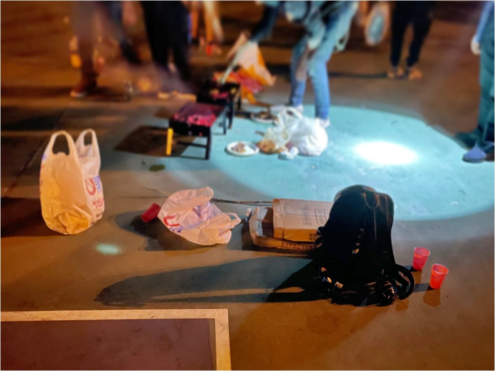 區議員吳卓燁表示,昨日發現有10多人於環翠邨足球場燒烤。環翠•吳卓燁(Peter仔)FB圖片