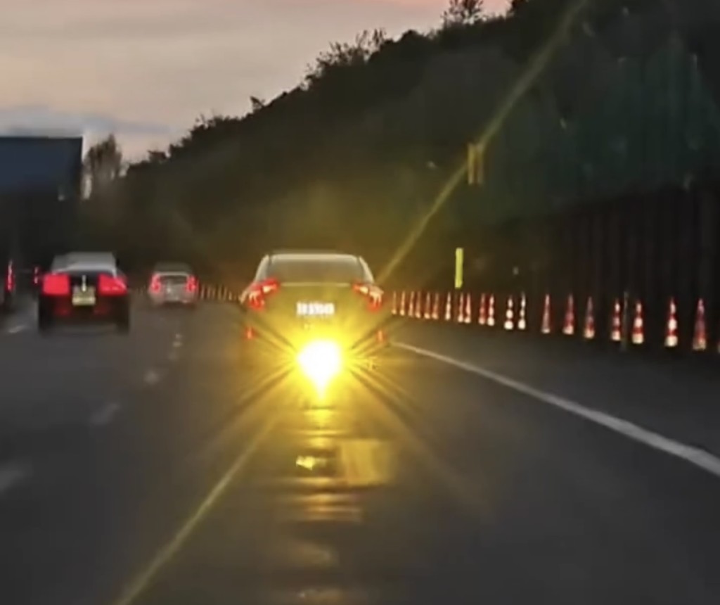 貴州高速一輛汽車違規在底盤加裝強光燈。廣州交通電台