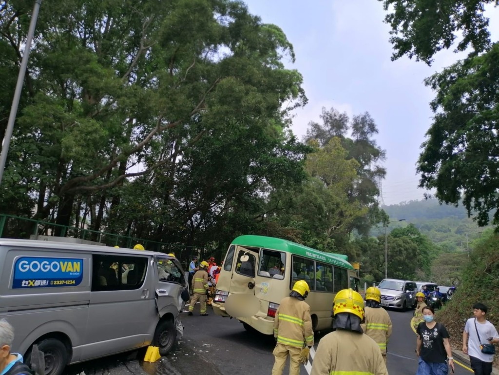 輕貨撞小巴車尾。網上圖片