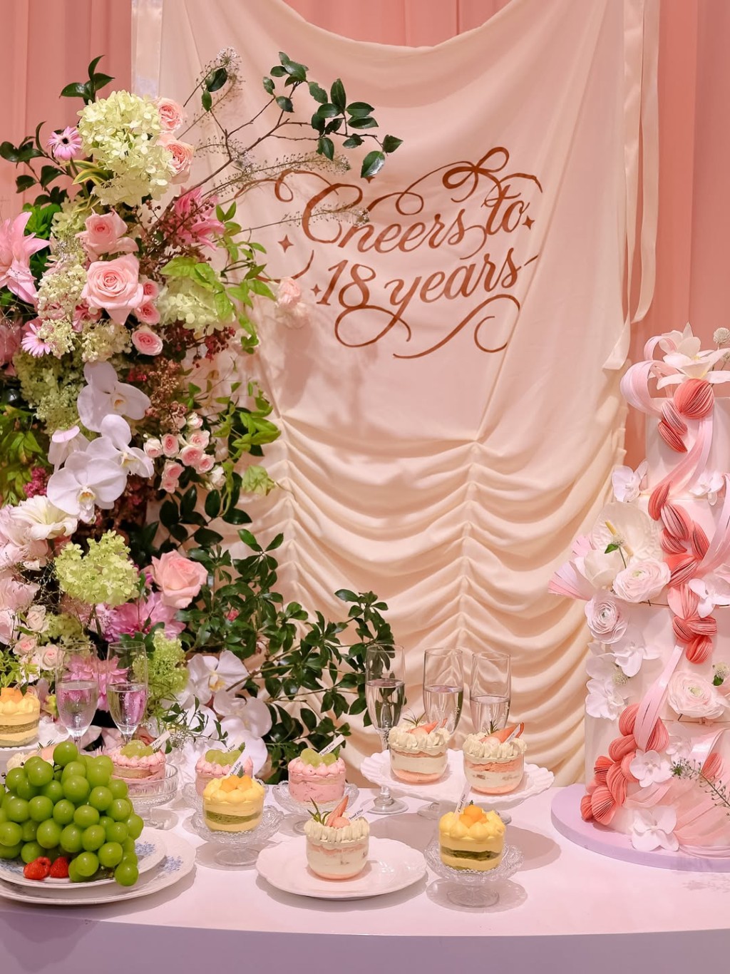 派對現場以「Cheers to 18 years」為主題，佈置夢幻奢華。