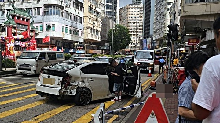 白色私家車車尾損毀。網圖