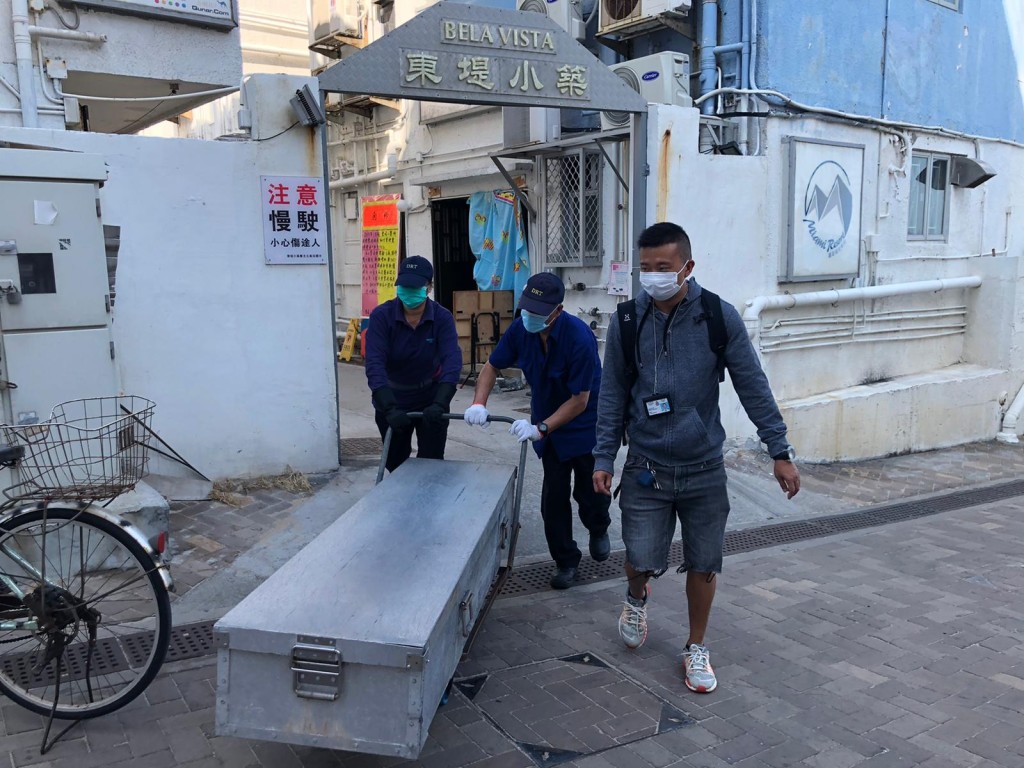 仵工將屍體移走。楊偉亨攝