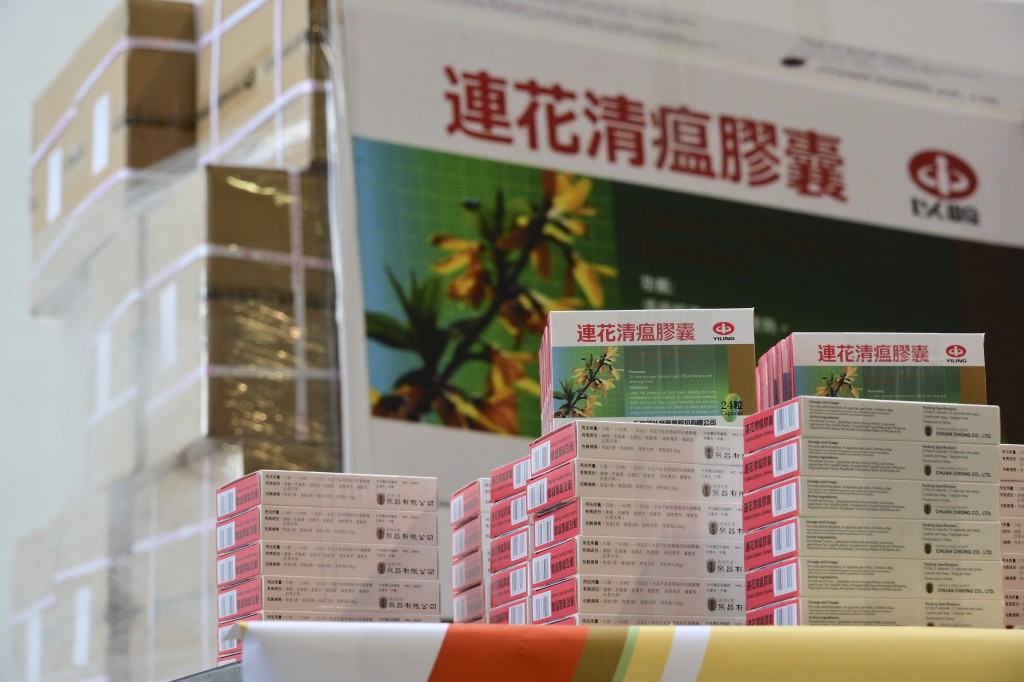 「連花清瘟膠囊」等中成藥主要治理新冠輕症和普通感冒患者，並非預防的藥物。資料圖片