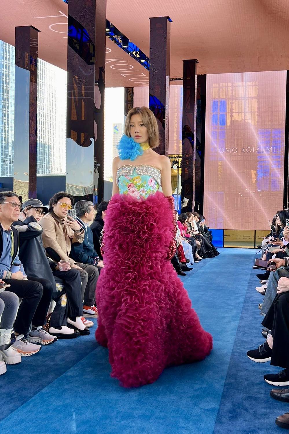 她指維港與華衣互相輝映。指羅淑佩FB圖片