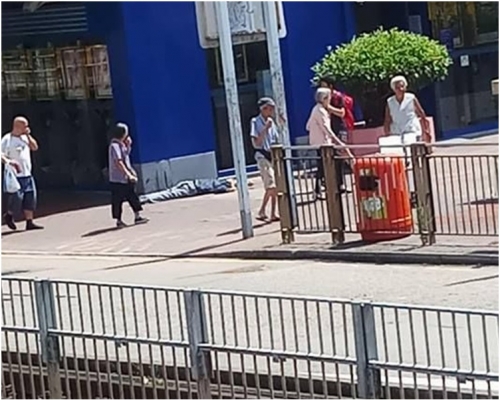 男子倒臥在青山公路196號近賽馬會投注站對開。圖:網民Man HO‎香港突發事故報料區