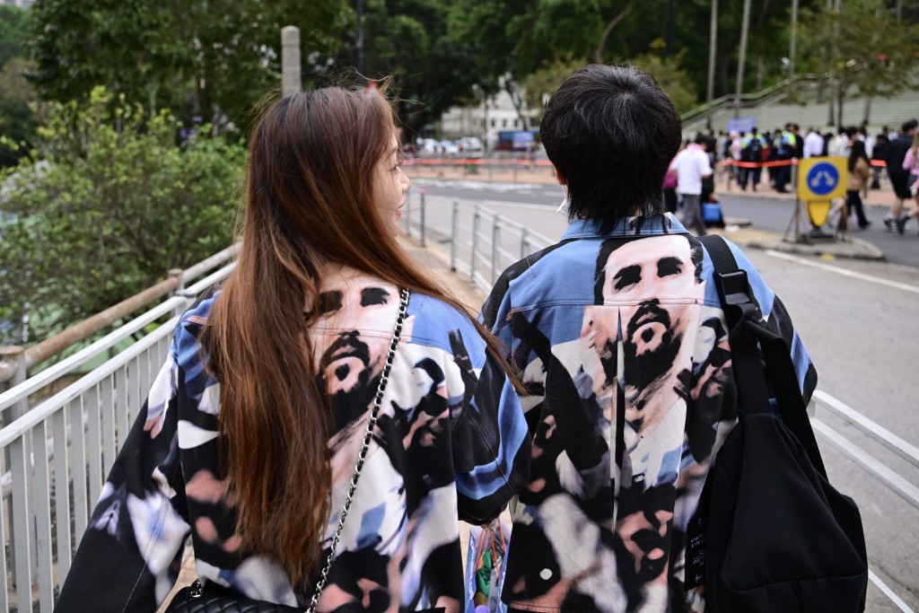 來自長沙的楊先生和張小姐穿著自己設計印有美斯圖樣的外套。陳極彰攝