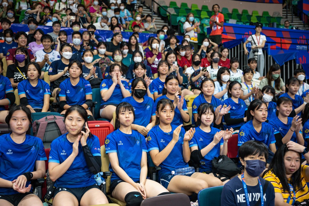 中國女排出席「賽馬會社區排球計劃：中國 女排全接觸」，與球迷近距離交流。 公關圖片
