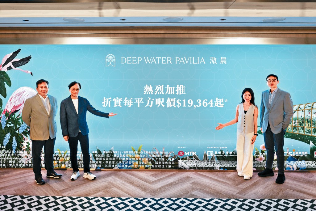 新世界何家欣（右二）表示，昨原價加推滶晨新價單，提供2房至4房單位。左二為資本策略何樂輝、左一為麗新潘銳民、右一為新世界陳冬陽。