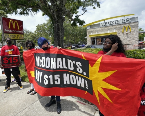 美國的麥當勞員工過去曾就薪酬等不同問題發起罷工。AP資料圖片