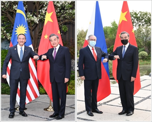 王毅分別與馬來西亞外長(左)及菲律賓外長洛欽(右)舉行會談。新華社