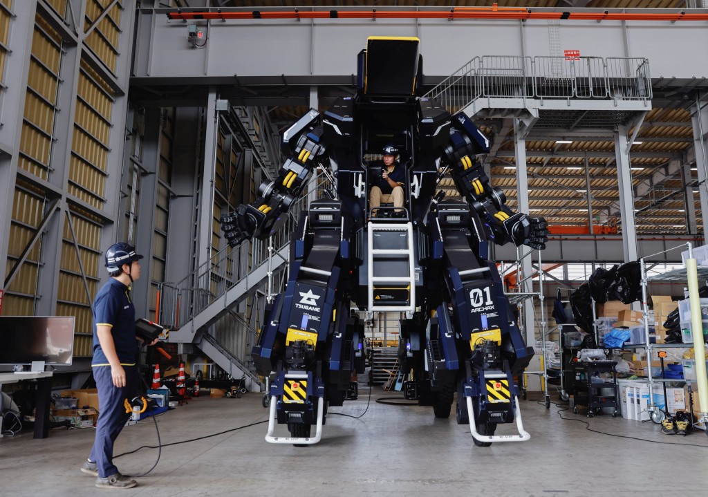 新款4輪機械人高4.5米，重達3.5公噸，外形酷似高達。路透社