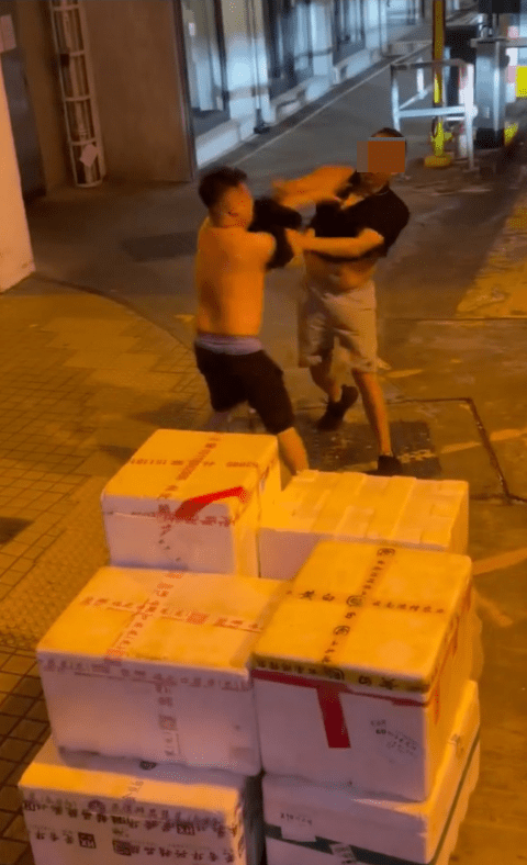 年輕男子雖節節敗退,仍大叫:「停手呀,X你老X!」試圖阻止對方進攻。 年輕男子雖節節敗退,仍大叫:「停手呀,X你老X!」試圖阻止對方進攻。