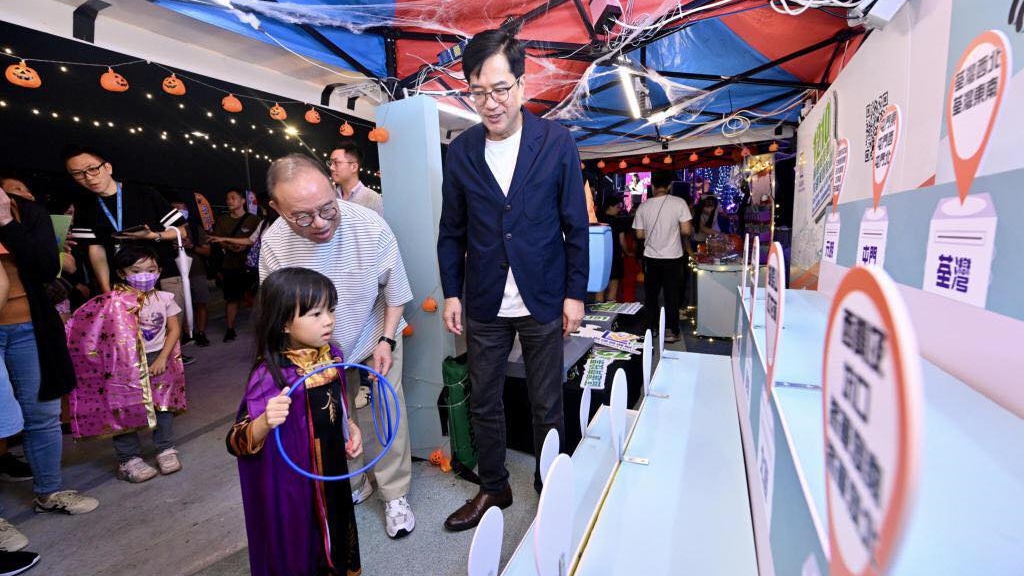 政制局局長曾國衞及財政司副司長黃偉綸參與區選進社區活動。政制局fb