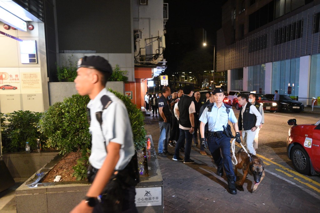 警方21日晩上11時半左右於西九龍進行查牌行動，先後到尖沙咀天文台道8號和諾左佛臺10號上樓查牌。尹敬堂攝