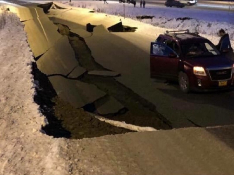阿拉斯加發生地震導致馬路斷裂地陷。網民圖片