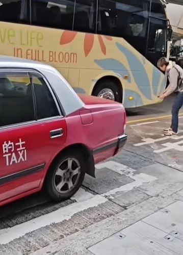 金髮男走到旅遊巴旁查看損毀情況。fb車cam L（香港群組）影片截圖