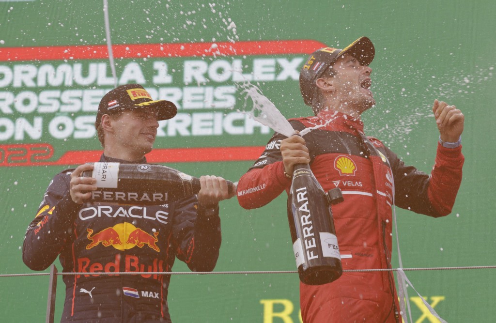 韦斯塔潘(左)向拿勒(右)喷香槟庆祝。Reuters