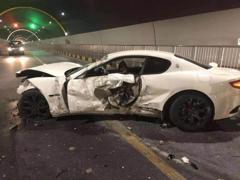 瑪莎拉蒂跑車嚴重損毀,估計損失過百萬。網上圖片