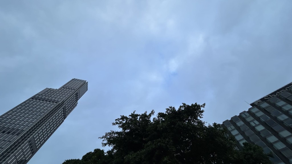 本港地區今日大致多雲，初時有一兩陣微雨。蔡楚輝攝