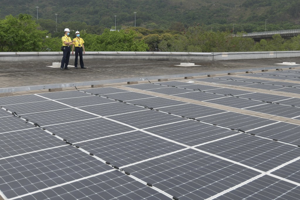 港鐵在八鄉車廠安裝2104塊柔性太陽能板，預計每年可產生約90萬度電。