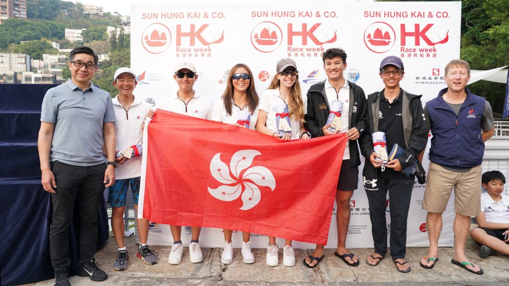   中国香港代表包办 29er 亚洲锦标赛三甲，由文化体育及旅游局首席助理秘书长(体育及康乐) 1 兼署理体育专员郑青云颁奖(左1)。银牌得主罗子丰与林启朗(左2及3)、金牌得主麦晓彤及Emily Polson(左4及5)，铜牌得主Jack Dingemans 及冯俊豪(右2及3)。 公关图片