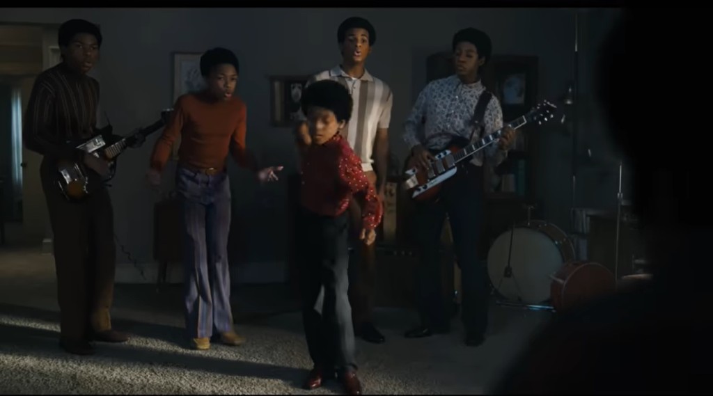 亦會描述MJ如何跟哥哥們合組The Jackson 5,並逐漸闖出名堂。 亦會描述MJ如何跟哥哥們合組The Jackson 5,並逐漸闖出名堂。