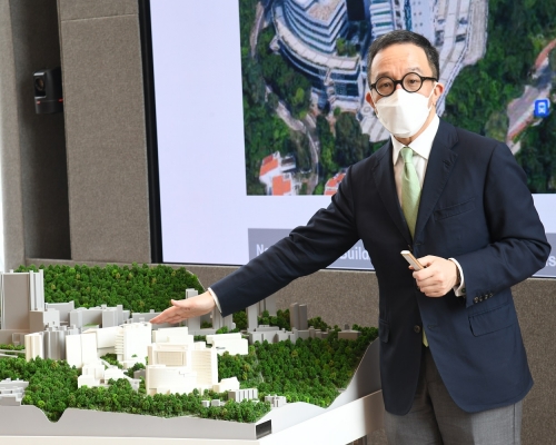 港大醫學院院長梁卓偉介紹新教學樓計劃。
