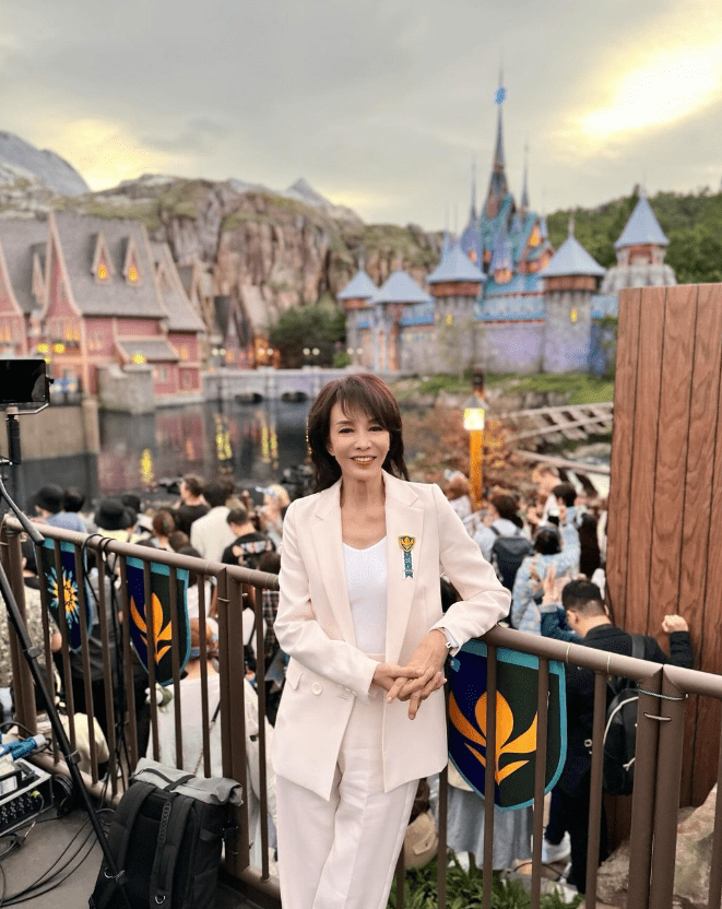 郑裕玲是阿德尔的旅游大使，她非常开心可以参与「魔雪奇缘世界」的开幕典礼！