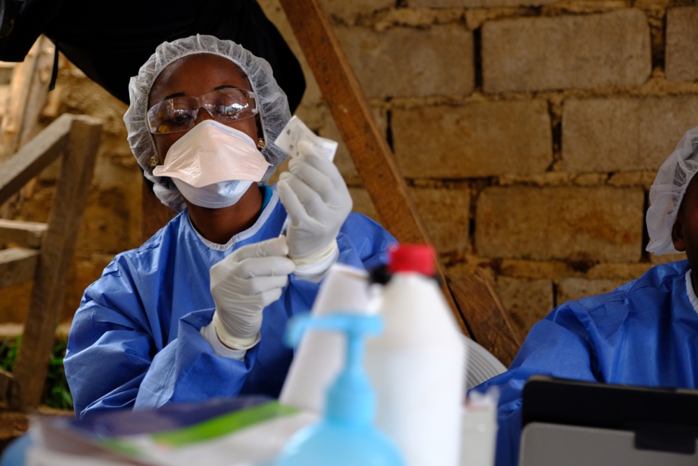 ●在一間無國界醫生支援的診所，醫護人員為當地人接種伊波拉病毒的疫苗。@MSF