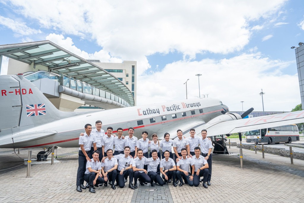 2023年國泰航空事隔三年後重推見習機師培訓計劃，去年6月有19名完成55周訓練的見習機師畢業生，加入國泰當二副機長。(國泰官網)