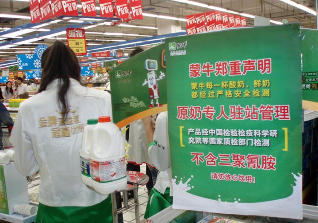 在杭州一間大型超市鮮奶柜臺前，促銷員頭頂和身旁都有巨型海報，「不含三聚氰胺」成了乳製品最大賣點。 中通社